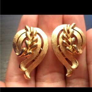 VINTAGE SIGNED CROWN TRIFARI GOLD TONE 1" CLIP EARRINGS EXCELLENT CONDITION